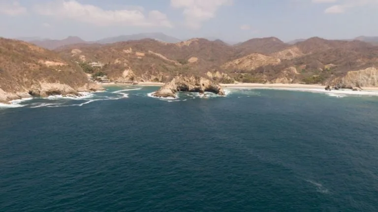 ¿Buscas una playa tranquila en Michoacán? Descubre Pichilinguillo, una joya escondida de aguas color esmeralda, arena suave y ambiente relajado. Te contamos dónde está, cómo llegar, qué hacer y por qué se ha convertido en uno de los secretos mejor guardados del Pacífico mexicano.