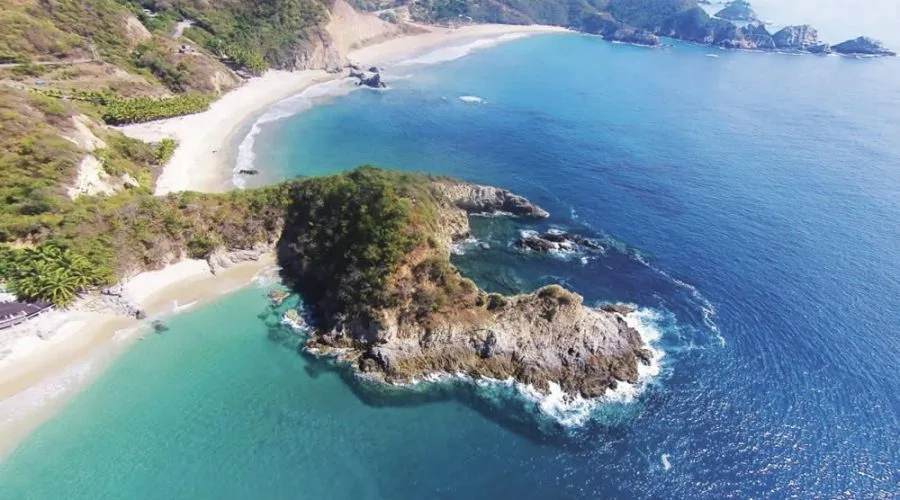 ¿Buscas una playa tranquila en Michoacán? Descubre Pichilinguillo, una joya escondida de aguas color esmeralda, arena suave y ambiente relajado. Te contamos dónde está, cómo llegar, qué hacer y por qué se ha convertido en uno de los secretos mejor guardados del Pacífico mexicano.
