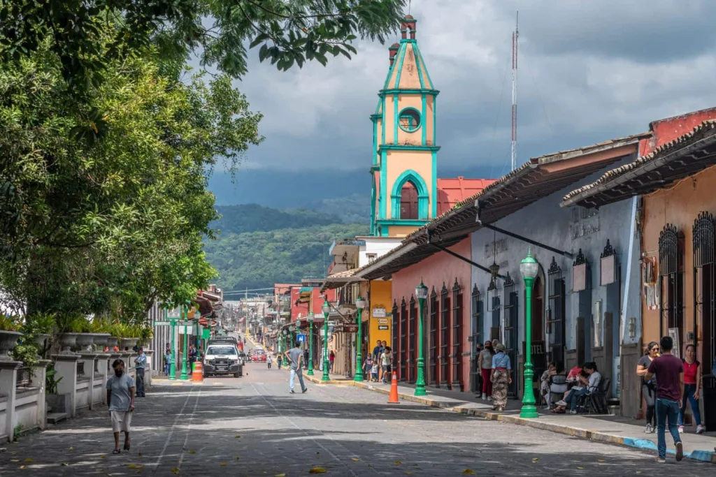 ¿Buscas dónde celebrar el Día del Padre? Descubre Coatepec, Veracruz, un Pueblo Mágico famoso por su café de altura, cascadas, haciendas históricas y paisajes naturales que lo convierten en una escapada perfecta para disfrutar en familia.