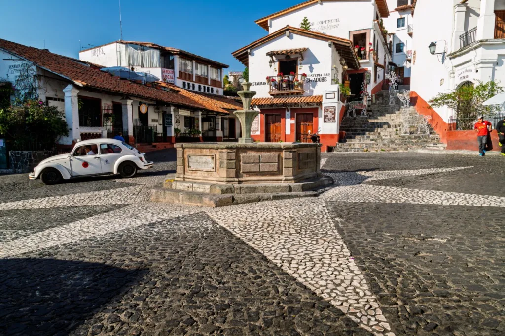 Descubre los pueblos más románticos de México para una escapada de fin de semana en pareja. En estos lugares encontrarás paisajes maravillosos, historia, gastronomía y momentos inolvidables. ¿Estás planeando una escapada?