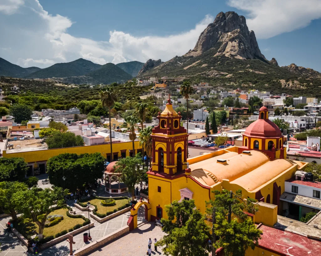 Descubre los pueblos más románticos de México para una escapada de fin de semana en pareja. En estos lugares encontrarás paisajes maravillosos, historia, gastronomía y momentos inolvidables. ¿Estás planeando una escapada?