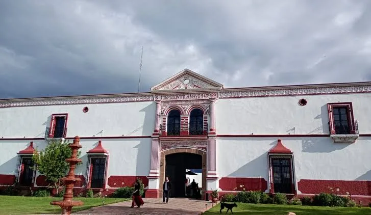 Descubre Hacienda Tepozontitla en Tlaxcala, un destino que combina historia virreinal, avistamiento de luciérnagas, gastronomía tradicional y experiencias de descanso en medio del bosque.