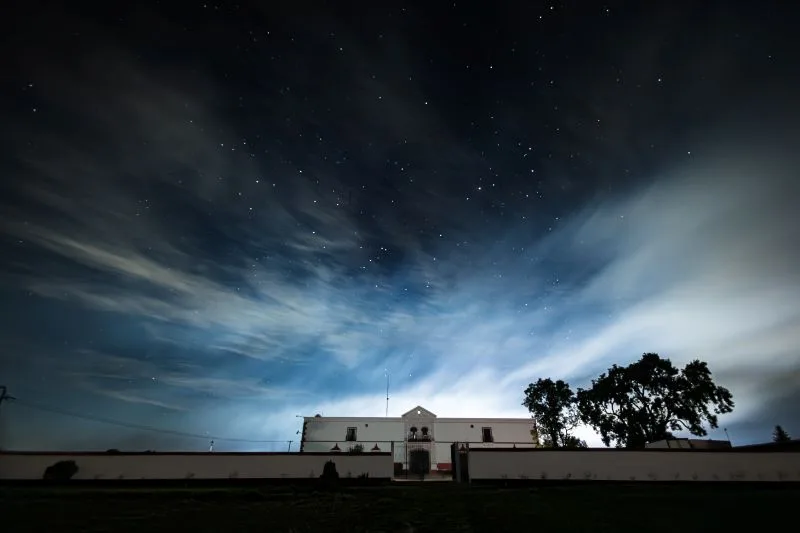 Descubre Hacienda Tepozontitla en Tlaxcala, un destino que combina historia virreinal, avistamiento de luciérnagas, gastronomía tradicional y experiencias de descanso en medio del bosque.