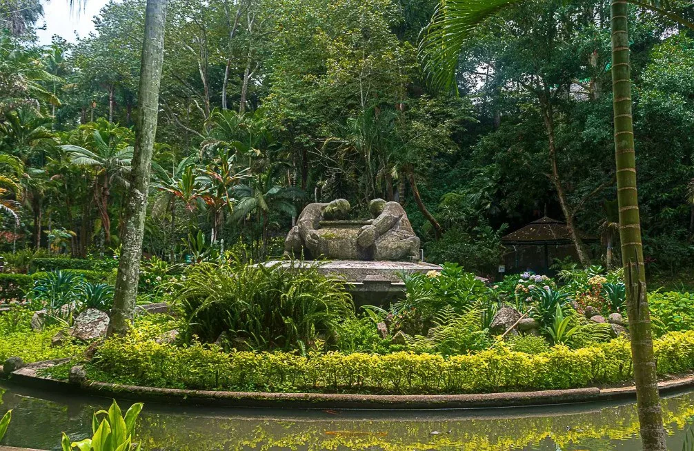 Conoce el Parque Los Tecajetes en Xalapa, Veracruz, un oasis urbano lleno de manantiales, cascadas y vegetación exuberante que muchos comparan con Xilitla. Descubre qué hacer y por qué debes visitarlo. ¿Ya lo conoces?