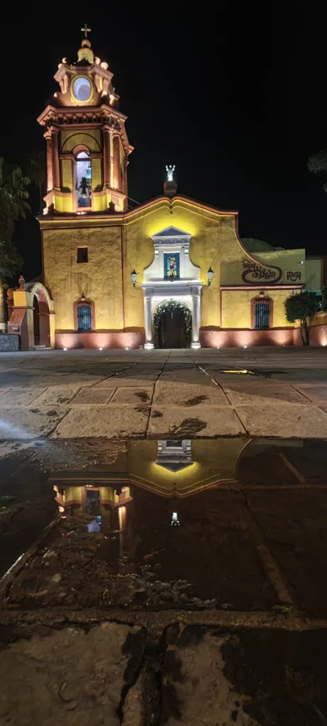 ¿Planeas visitar Peña de Bernal? Descubre qué hacer, qué comer, qué visitar y por qué este Pueblo Mágico de Querétaro conquista a miles de viajeros cada año. Es un lugar que sí o sí tienes que visitar.
