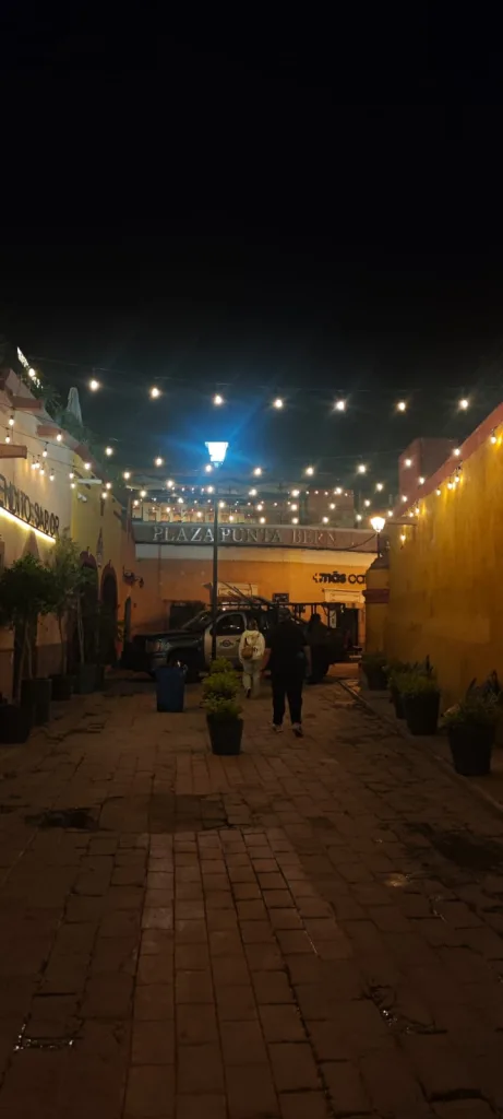¿Planeas visitar Peña de Bernal? Descubre qué hacer, qué comer, qué visitar y por qué este Pueblo Mágico de Querétaro conquista a miles de viajeros cada año. Es un lugar que sí o sí tienes que visitar.