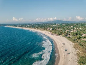 Descubre por qué Zicatela, Oaxaca, es considerada una de las playas más baratas de México para viajar un fin de semana. Conoce cuánto cuesta hospedarse, qué hacer, dónde comer y cómo llegar a este paraíso del Pacífico.