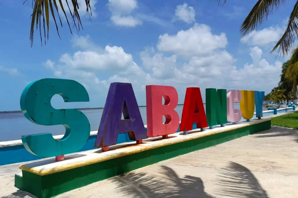 ¿Buscas una alternativa a Holbox sin gastar tanto dinero? Descubre Sabancuy, una playa poco conocida con aguas cristalinas, arena suave, naturaleza intacta y una atmósfera tranquila ideal para escapar del turismo masivo. ¿Ya lo conocías?