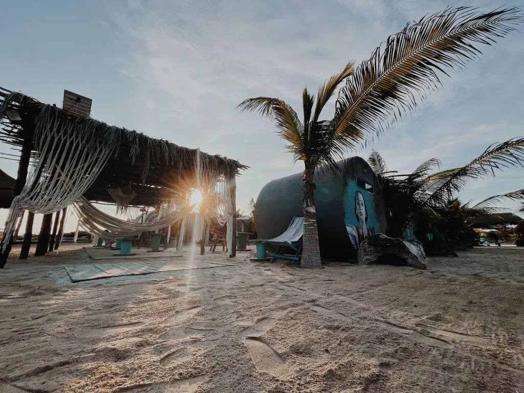 ¿Buscas una alternativa a Holbox sin gastar tanto dinero? Descubre Sabancuy, una playa poco conocida con aguas cristalinas, arena suave, naturaleza intacta y una atmósfera tranquila ideal para escapar del turismo masivo. ¿Ya lo conocías?