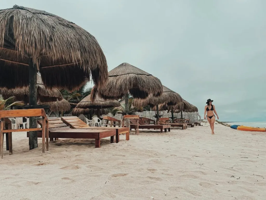 ¿Buscas una alternativa a Holbox sin gastar tanto dinero? Descubre Sabancuy, una playa poco conocida con aguas cristalinas, arena suave, naturaleza intacta y una atmósfera tranquila ideal para escapar del turismo masivo. ¿Ya lo conocías?