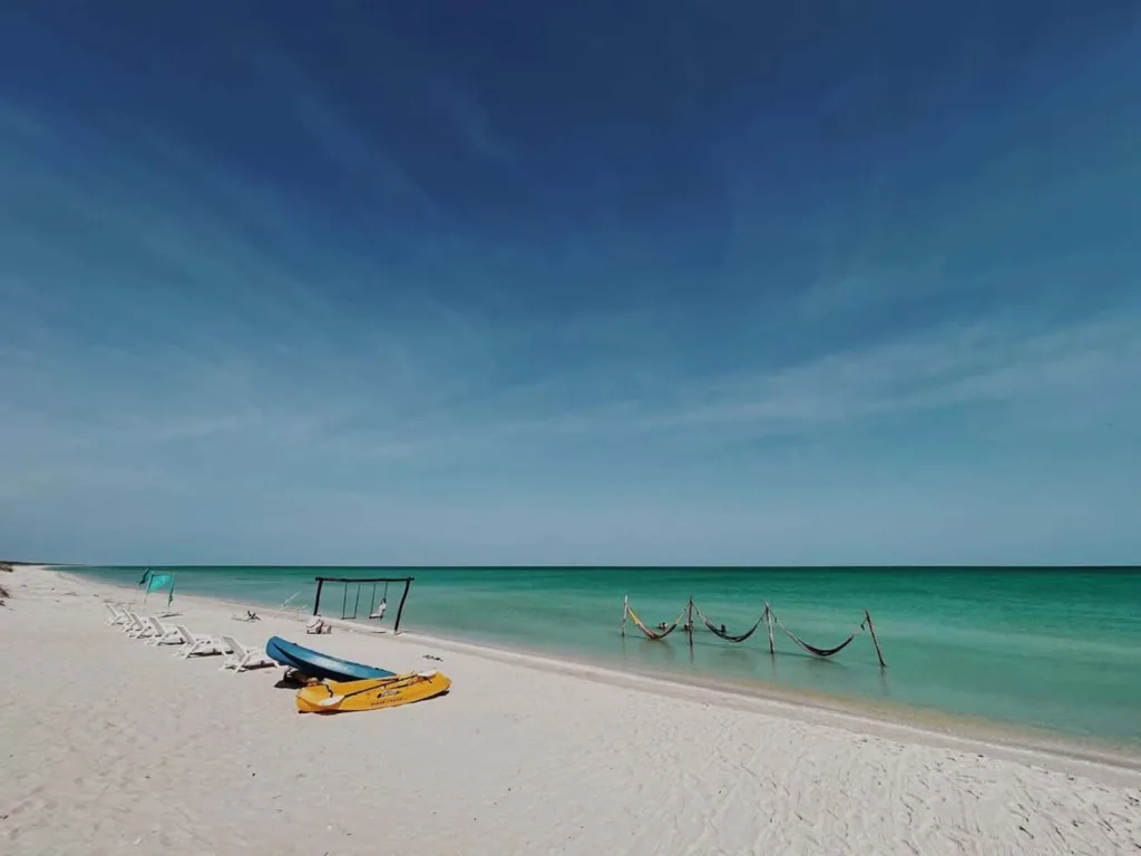 ¿Buscas una alternativa a Holbox sin gastar tanto dinero? Descubre Sabancuy, una playa poco conocida con aguas cristalinas, arena suave, naturaleza intacta y una atmósfera tranquila ideal para escapar del turismo masivo. ¿Ya lo conocías?