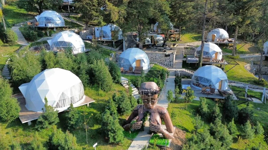 ¿Buscas una escapada rápida? Descubre 5 planes de ida y vuelta para un fin de semana: caminata de duendes en Huasca, Tlalpujahua, Hacienda Santo Cristo, exposición futbolera en Cuernavaca y vendimia en Querétaro.