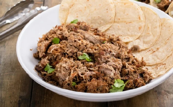 De los cazos de cobre de Michoacán a las calles de la CDMX, las carnitas se celebran en cada taco: jugosas por dentro, doradas por fuera y llenas de historia/Foto: Envato