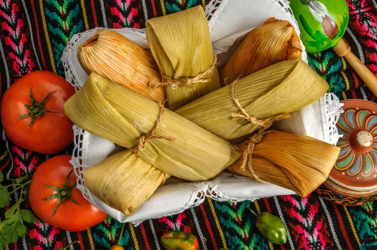 Descubre el origen de los tamales, su historia prehispánica, significado cultural y cómo se convirtieron en uno de los platillos más representativos de México. Y a ti ¿te gustan?
