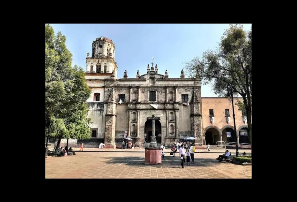 ¿Qué museos son gratis en Coyoacán los domingos y cuáles abren los lunes? Parroquia San Juan Bautista. Iglesia
