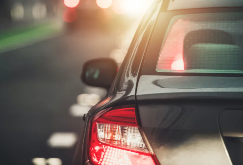 Auto en carretera. Recuerda. Lo primero que tienes que hacer en prender las luces intermitentes.