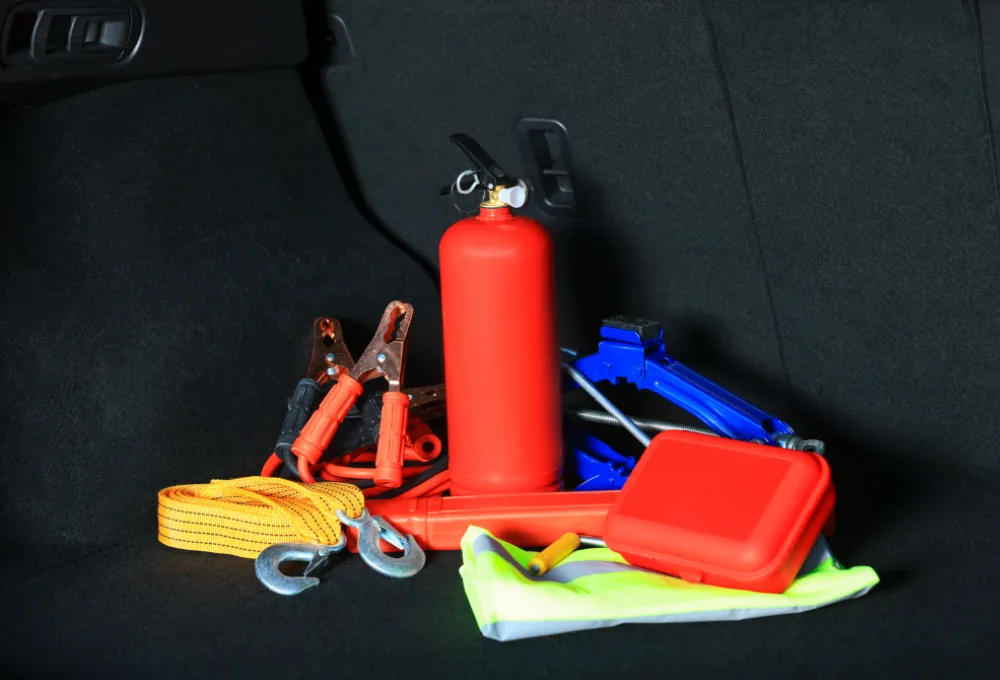 Kit de herramientas de auto que no pueden faltar durante un viaje.