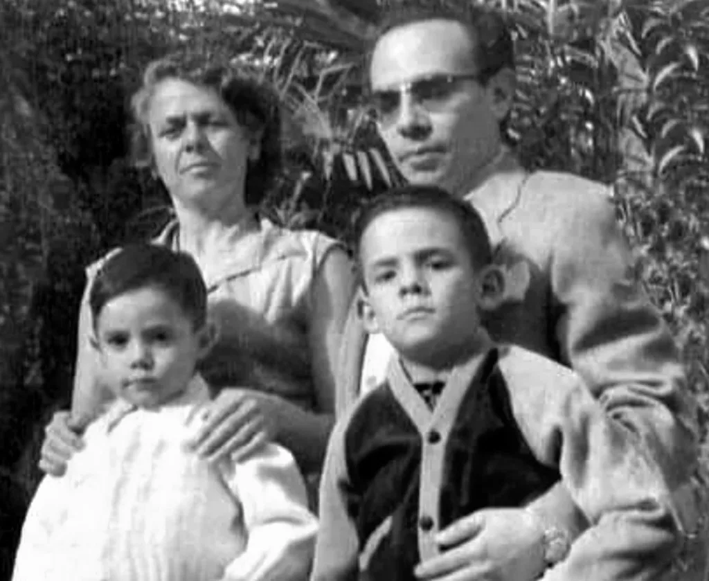 Descubre la historia de José José, el icónico cantante mexicano conocido como “El Príncipe de la Canción” y su legado musical.