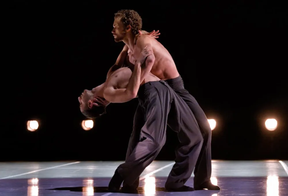 Dance Me -interpretada por la prestigiosa compañía Ballets Jazz Montréal. Leonard Cohen.
