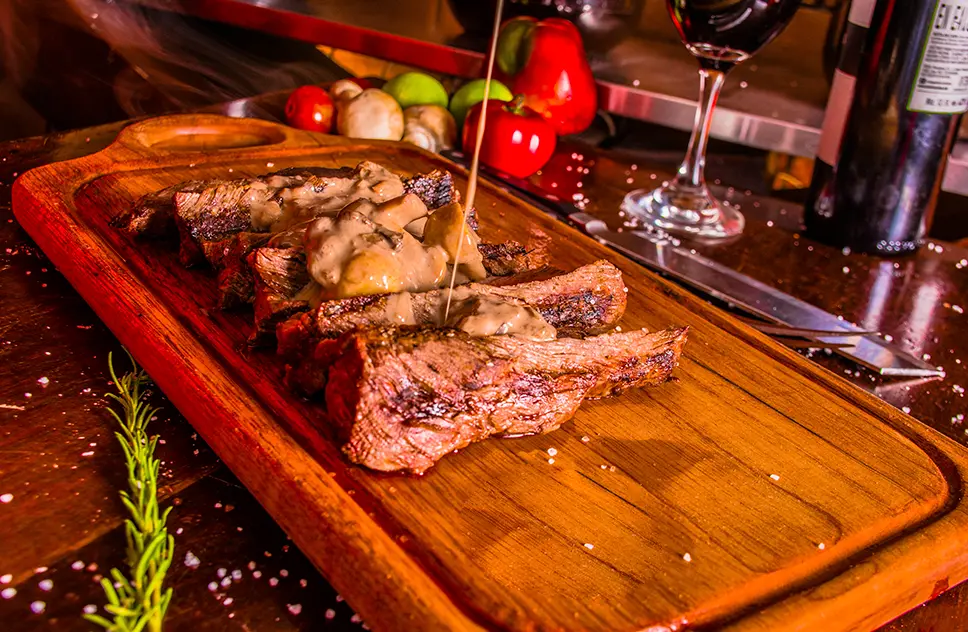 ¿Buscas dónde celebrar el Día del Padre en CDMX? Descubre 4 restaurantes especializados en cortes finos y carnes premium ideales para consentir a papá con una experiencia gastronómica inolvidable. ¿Ya sabes a dónde llevar a tu papá?