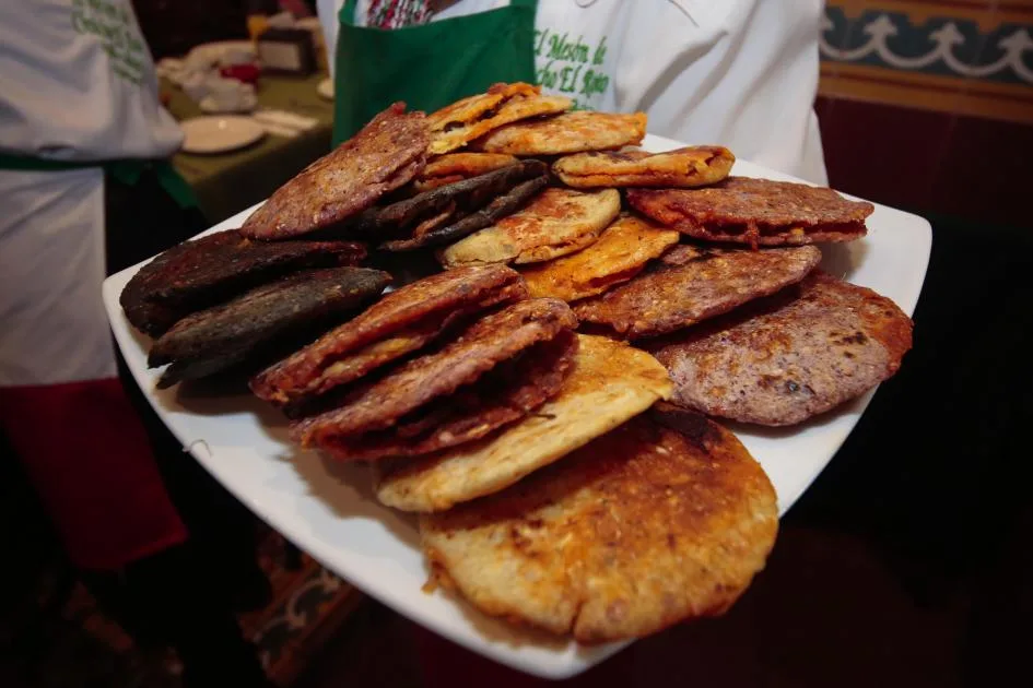 Descubre qué son las gorditas de maíz quebrado, uno de los platillos más tradicionales de Querétaro. Conoce su historia, cómo se preparan y dónde probar esta delicia de la gastronomía queretana.