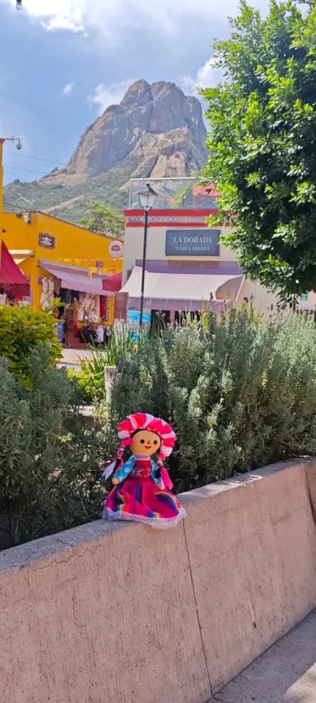 ¿Planeas visitar Peña de Bernal? Descubre qué hacer, qué comer, qué visitar y por qué este Pueblo Mágico de Querétaro conquista a miles de viajeros cada año. Es un lugar que sí o sí tienes que visitar.