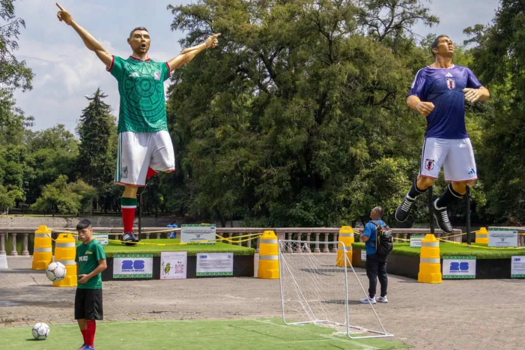 Descubre dónde ver las esculturas monumentales del Mundial 2026 en Chapultepec. Conoce la historia de esta exposición gratuita que convierte al bosque más emblemático de México en una fiesta futbolera para aficionados y visitantes.