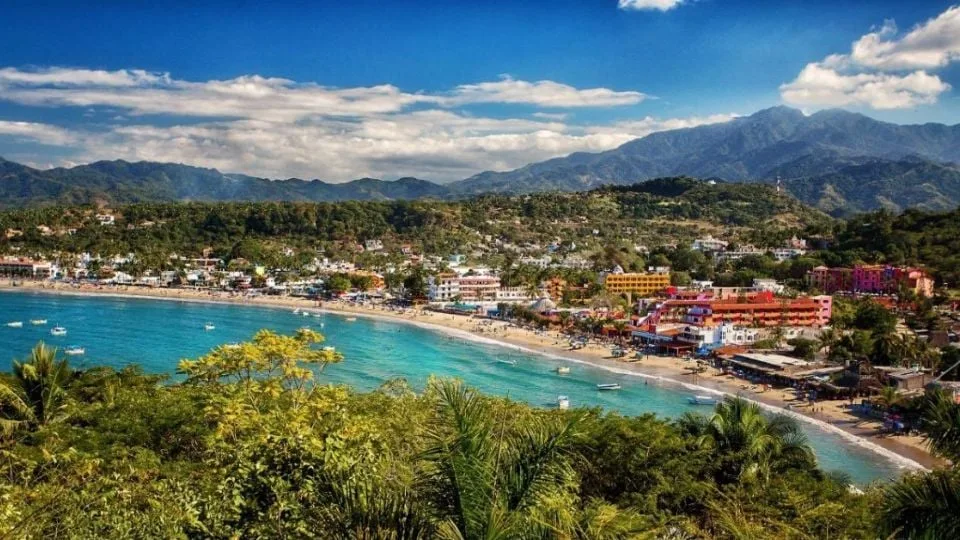 Descubre por qué Rincón de Guayabitos, en Nayarit, es considerada la alberca natural más grande de México. Conoce qué hacer, cómo llegar, sus playas, historia y atractivos para unas vacaciones inolvidables. ¿Te lanzarás a la aventura?