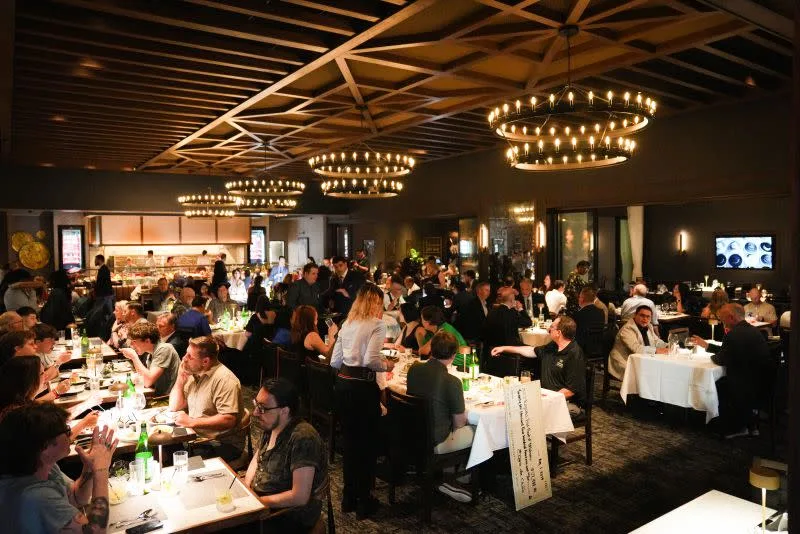 ¿Buscas dónde celebrar el Día del Padre en CDMX? Descubre 4 restaurantes especializados en cortes finos y carnes premium ideales para consentir a papá con una experiencia gastronómica inolvidable. ¿Ya sabes a dónde llevar a tu papá?
