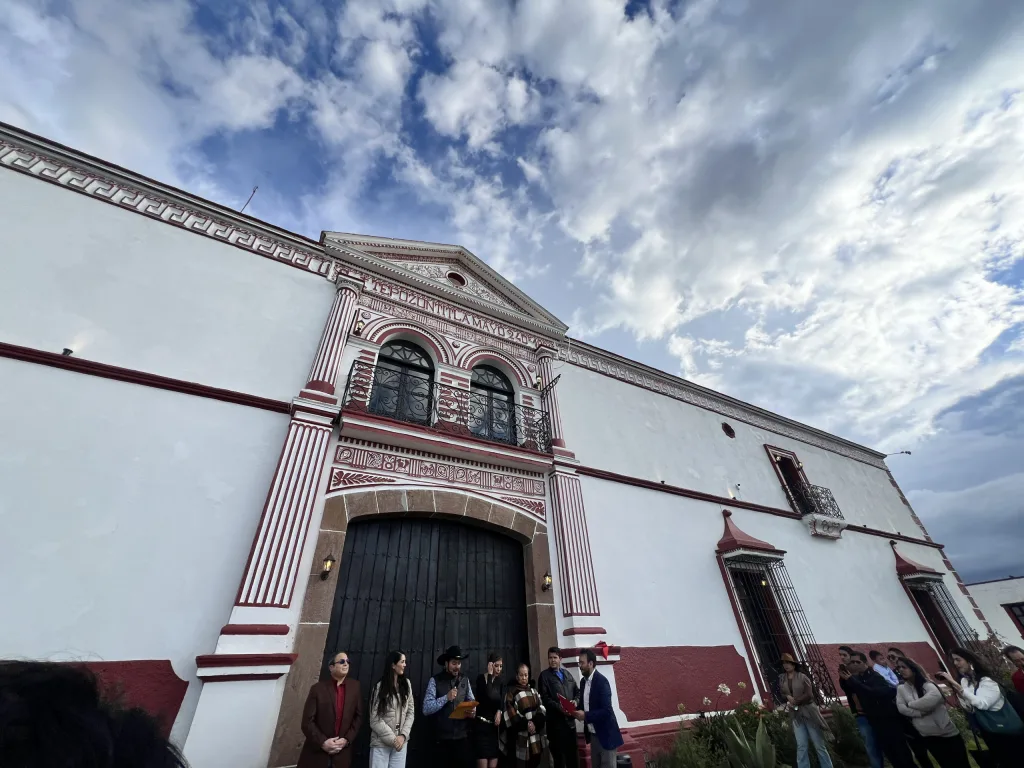 Descubre Hacienda Tepozontitla en Tlaxcala, un destino que combina historia virreinal, avistamiento de luciérnagas, gastronomía tradicional y experiencias de descanso en medio del bosque.