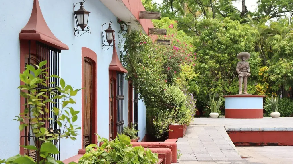 Descubre por qué Tlaltizapán de Zapata, en Morelos, es uno de los Pueblos Mágicos más interesantes para visitar este verano. Historia revolucionaria, manantiales, parques acuáticos, gastronomía y atractivos naturales te esperan.