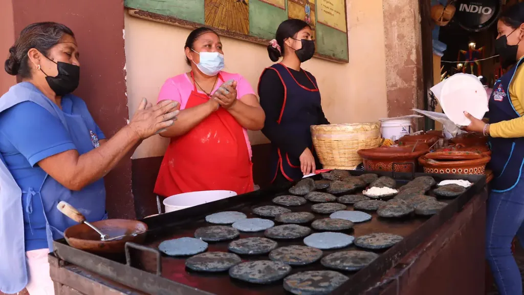 Descubre qué son las gorditas de maíz quebrado, uno de los platillos más tradicionales de Querétaro. Conoce su historia, cómo se preparan y dónde probar esta delicia de la gastronomía queretana.