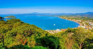 Descubre por qué Rincón de Guayabitos, en Nayarit, es considerada la alberca natural más grande de México. Conoce qué hacer, cómo llegar, sus playas, historia y atractivos para unas vacaciones inolvidables. ¿Te lanzarás a la aventura?