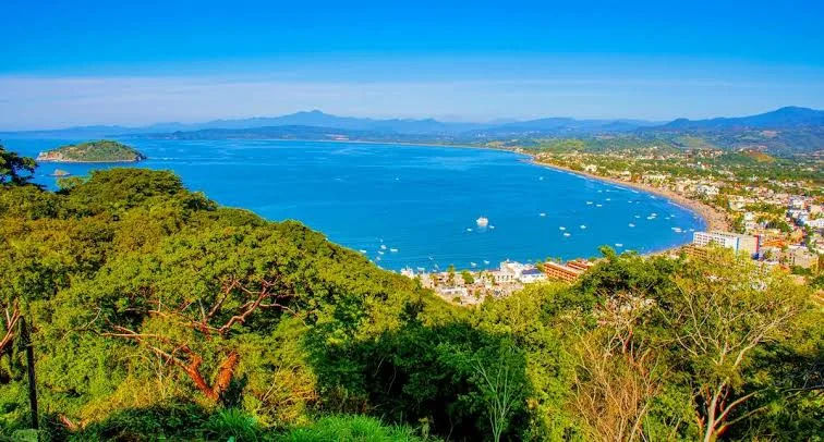 Descubre por qué Rincón de Guayabitos, en Nayarit, es considerada la alberca natural más grande de México. Conoce qué hacer, cómo llegar, sus playas, historia y atractivos para unas vacaciones inolvidables. ¿Te lanzarás a la aventura?