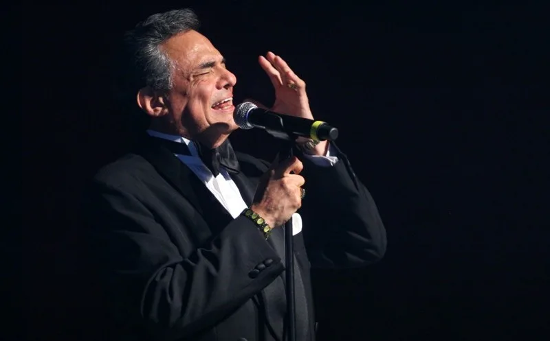 Descubre la historia de José José, el icónico cantante mexicano conocido como “El Príncipe de la Canción” y su legado musical.