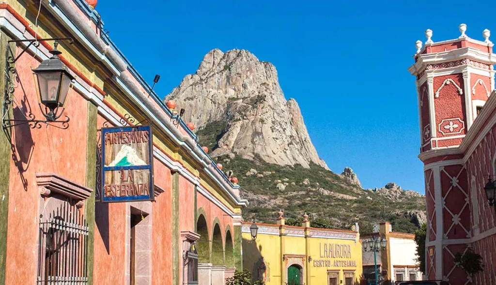 ¿Planeas visitar Peña de Bernal? Descubre qué hacer, qué comer, qué visitar y por qué este Pueblo Mágico de Querétaro conquista a miles de viajeros cada año. Es un lugar que sí o sí tienes que visitar.