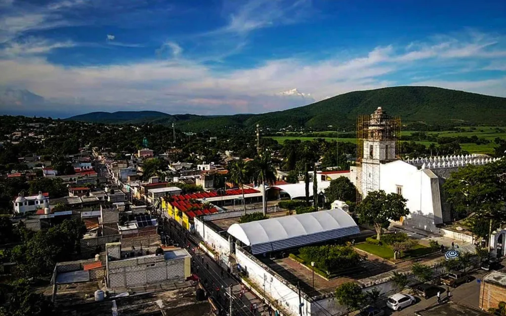 Descubre por qué Tlaltizapán de Zapata, en Morelos, es uno de los Pueblos Mágicos más interesantes para visitar este verano. Historia revolucionaria, manantiales, parques acuáticos, gastronomía y atractivos naturales te esperan.