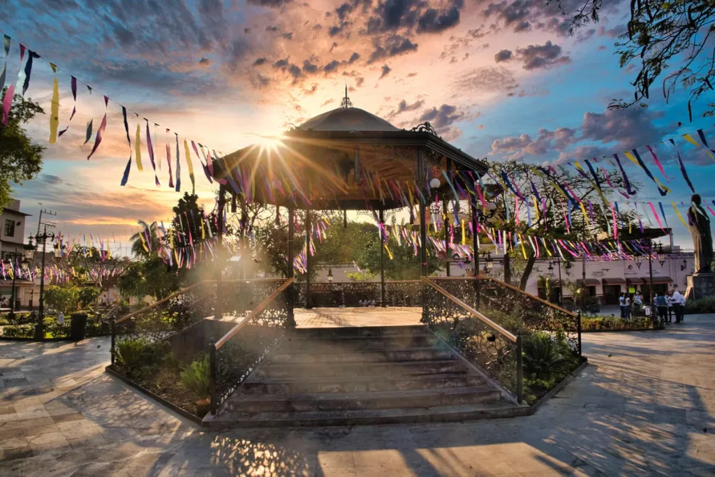Descubre por qué Tlaltizapán de Zapata, en Morelos, es uno de los Pueblos Mágicos más interesantes para visitar este verano. Historia revolucionaria, manantiales, parques acuáticos, gastronomía y atractivos naturales te esperan.