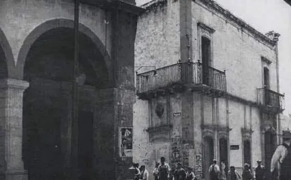Descubre la historia de la Casa de los Ahorcados en la Ciudad de México, una de las leyendas más famosas del Centro Histórico. Conoce su origen, el contexto histórico y qué hay de verdad detrás de este enigmático lugar.