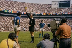 El Mundial de México 1970 marcó el inicio de las tarjetas amarillas y rojas, un sistema que transformó para siempre el lenguaje universal del arbitraje en el fútbol./Foto:IA (COPILOT)