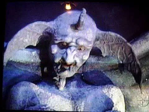 Descubre quién fue El Lonje Moco, cómo nació este icónico personaje de Eugenio Derbez, por qué se convirtió en un clásico de la televisión mexicana y cuál fue su inspiración en el legendario programa El Monje Loco.
