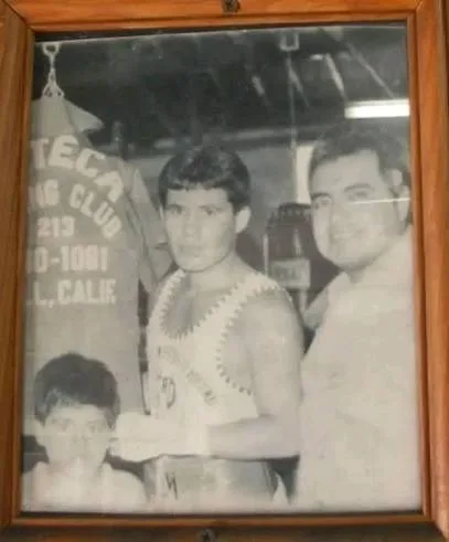 De la gloria absoluta y los millones de dólares a 15 años de adicciones y un intento de suicidio. Conoce la verdadera historia de Julio César Chávez.