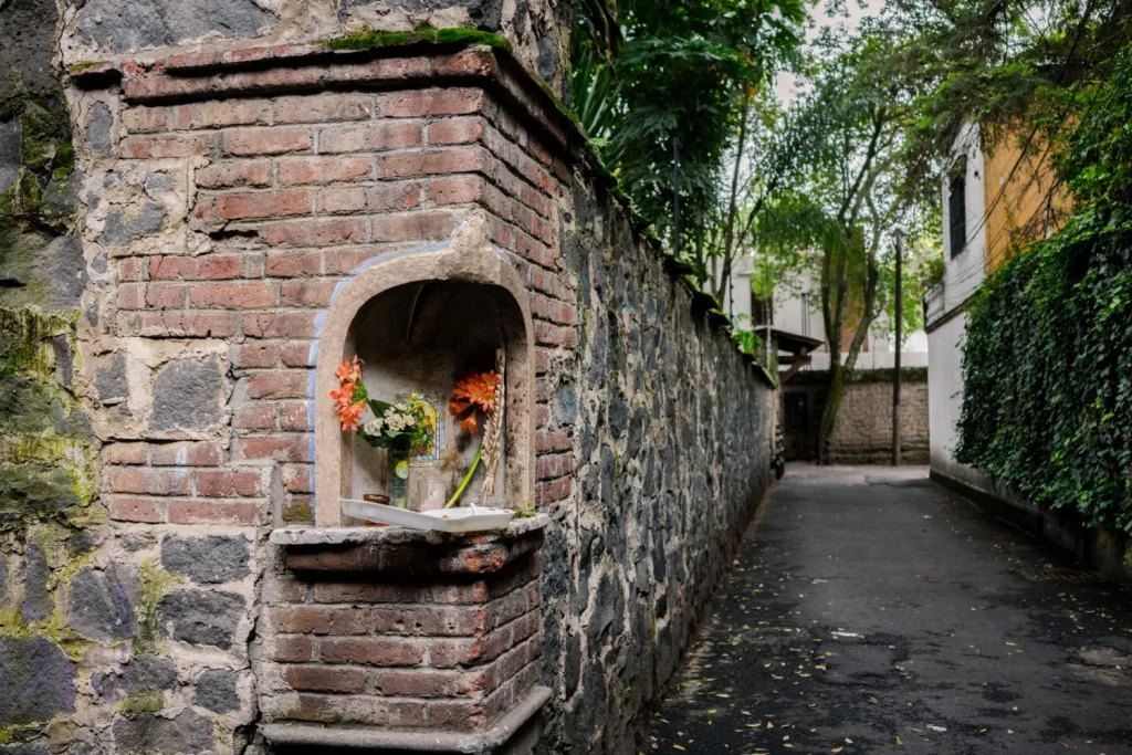 Descubre la historia del Callejón del Aguacate, uno de los sitios más misteriosos de Coyoacán. Conoce el origen de su famosa leyenda, qué hay de verdad en ella y por qué continúa atrayendo a miles de visitantes.