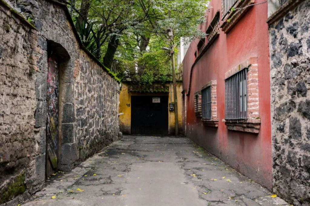 Descubre la historia del Callejón del Aguacate, uno de los sitios más misteriosos de Coyoacán. Conoce el origen de su famosa leyenda, qué hay de verdad en ella y por qué continúa atrayendo a miles de visitantes.