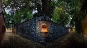 Descubre la historia del Callejón del Aguacate, uno de los sitios más misteriosos de Coyoacán. Conoce el origen de su famosa leyenda, qué hay de verdad en ella y por qué continúa atrayendo a miles de visitantes.