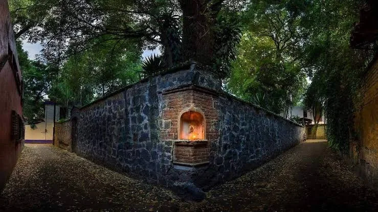 Descubre la historia del Callejón del Aguacate, uno de los sitios más misteriosos de Coyoacán. Conoce el origen de su famosa leyenda, qué hay de verdad en ella y por qué continúa atrayendo a miles de visitantes.