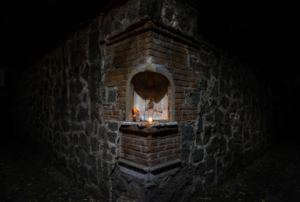 Descubre la historia del Callejón del Aguacate, uno de los sitios más misteriosos de Coyoacán. Conoce el origen de su famosa leyenda, qué hay de verdad en ella y por qué continúa atrayendo a miles de visitantes.
