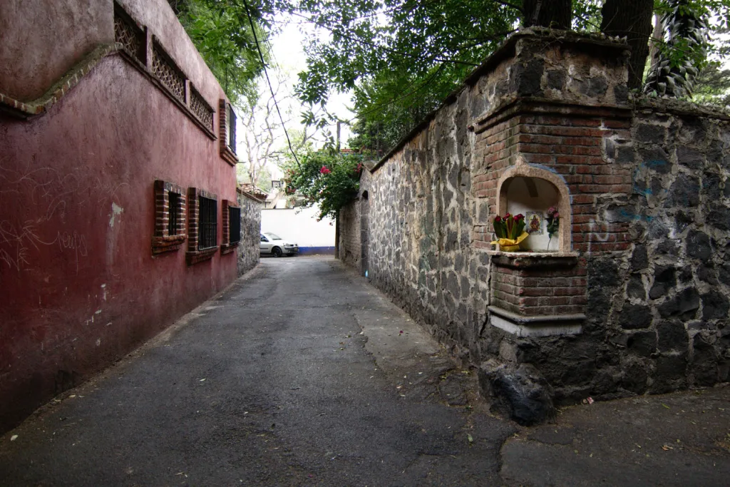 Descubre la historia del Callejón del Aguacate, uno de los sitios más misteriosos de Coyoacán. Conoce el origen de su famosa leyenda, qué hay de verdad en ella y por qué continúa atrayendo a miles de visitantes.