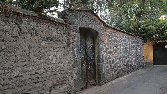 Descubre la historia del Callejón del Aguacate, uno de los sitios más misteriosos de Coyoacán. Conoce el origen de su famosa leyenda, qué hay de verdad en ella y por qué continúa atrayendo a miles de visitantes.