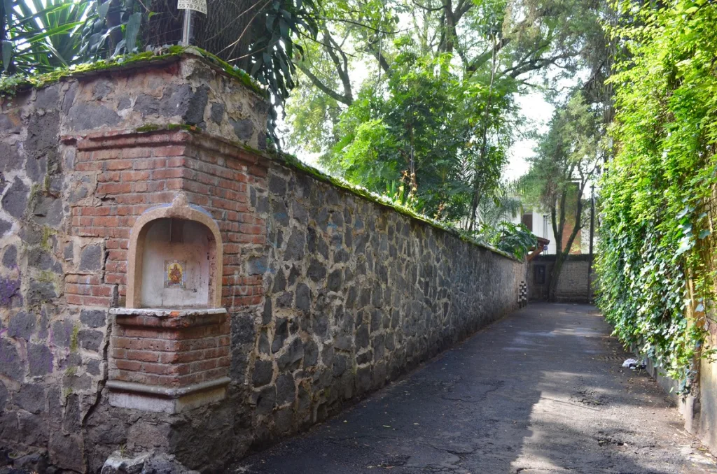 Descubre la historia del Callejón del Aguacate, uno de los sitios más misteriosos de Coyoacán. Conoce el origen de su famosa leyenda, qué hay de verdad en ella y por qué continúa atrayendo a miles de visitantes.